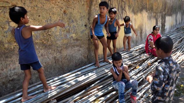 Small children playing out at Dharavi slums in Mumbai.(Satish Bate/HT Photo) Small children playing out at Dharavi slums in Mumbai.(Satish Bate/HT Photo)
