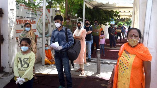 People queue to get screened for coronavirus, at SPPC Hospital in Vinod Nagar. The total number of COVID-19 cases in Delhi stand at 18, 549 so far. (Sushil Kumar / HT Photo)