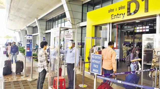 Airport authorities have made it mandatory for all passengers to undergo thermal screening before boarding a flight.(Shankar Narayan/HT PHOTO)