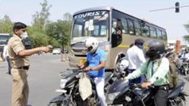 Uttar Pradesh, which is India’s most populous state, reported 262 fresh cases of the coronavirus disease on Saturday, taking the state tally for coronavirus to 7701.(HT photo/ Sunil Ghosh) Uttar Pradesh, which is India’s most populous state, reported 262 fresh cases of the coronavirus disease on Saturday, taking the state tally for coronavirus to 7701.(HT photo/ Sunil Ghosh)