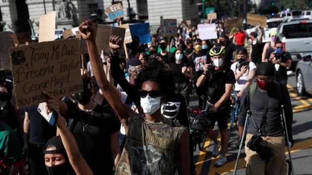 Protesters hold "I can't breathe" vigil and rally against the death in Minneapolis police custody of African-American man George Floyd, in New York, US.(REUTERS) Protesters hold "I can't breathe" vigil and rally against the death in Minneapolis police custody of African-American man George Floyd, in New York, US.(REUTERS)