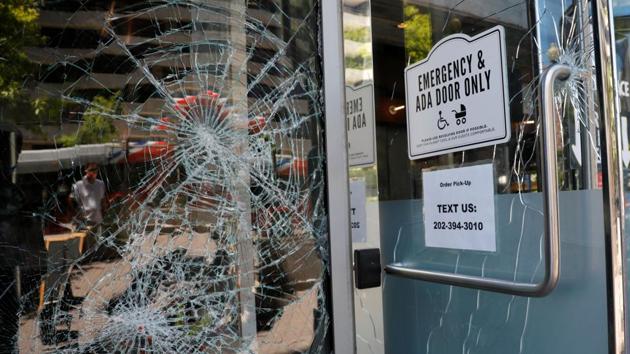 Damaged windows are seen at a restaurant near the White House which was vandalized during overnight protests and rioting amidst nationwide unrest following the death in Minneapolis police custody of George Floyd, in Washington, U.S., May 31, 2020.(Reuters photo)