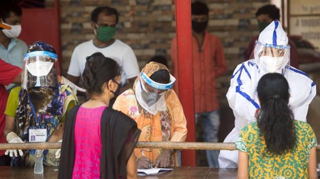 The number of people with active infections on each of these dates were: 151 (March 18); 486 (March 24); 10,398 (April 15); 32,143 (May 4); 58,040 (May 18); and 93,362 (May 31).(Satyabrata Tripathy/HT Photo) The number of people with active infections on each of these dates were: 151 (March 18); 486 (March 24); 10,398 (April 15); 32,143 (May 4); 58,040 (May 18); and 93,362 (May 31).(Satyabrata Tripathy/HT Photo)