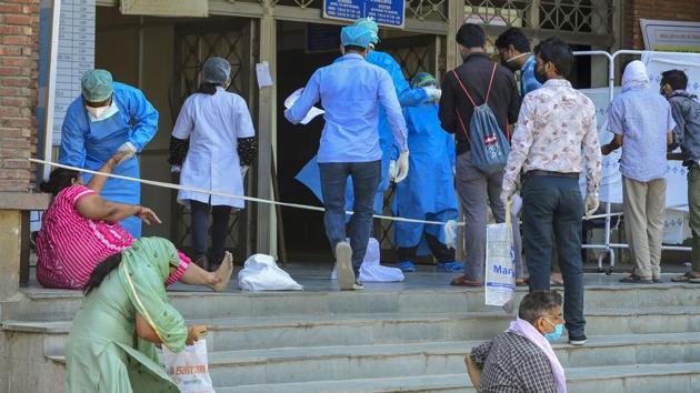 Delhi had reported a spike in the number of deaths on Friday as well, when 82 deaths had been added to the total in one go. Again, there had been a delay in the reporting of 69 of these deaths.(PTI Photo) Delhi had reported a spike in the number of deaths on Friday as well, when 82 deaths had been added to the total in one go. Again, there had been a delay in the reporting of 69 of these deaths.(PTI Photo)