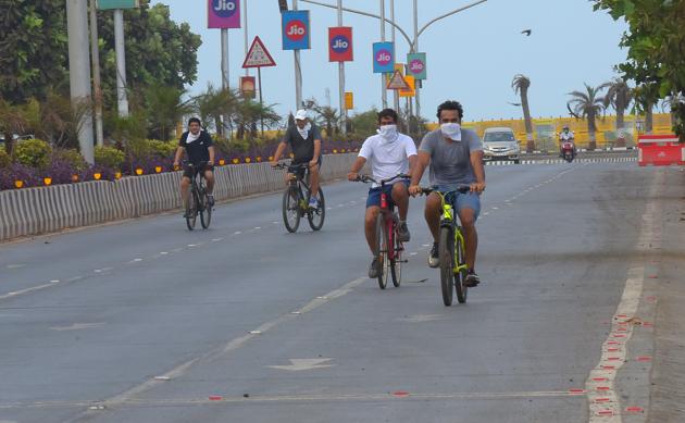 Cycling on Worli sea face during lockdown in wake of Covid-19 spread in Mumbai, India. (Vijayanand Gupta/HT Photo) Cycling on Worli sea face during lockdown in wake of Covid-19 spread in Mumbai, India. (Vijayanand Gupta/HT Photo)