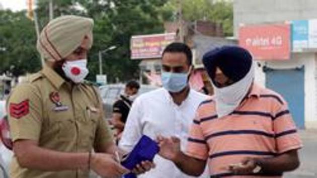 At present, only payment of curfew-related challans is allowed for people to recover their impounded vehicles.(Gurminder Singh/HT File Photo)