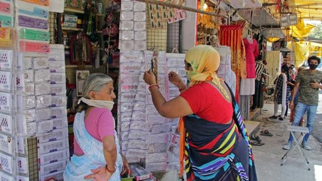 A view of a stall in Tulshibaug after it reopened amid the lockdown, in Pune, India, on Sunday, May 31, 2020.(Ravindra Joshi/HT)