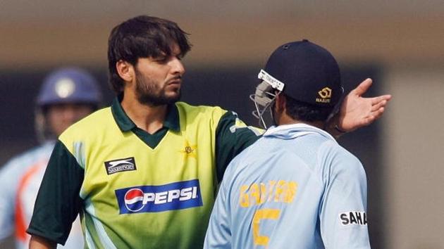 India cricketer Gautam Gambhir (R) and Pakistani cricketer Shahid Afridi argue during their third One-day International (ODI) match at the Green Park Stadium in Kanpur, 11 November 2007.(AFP/Getty Images)