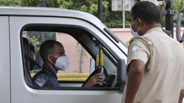 Uttar Pradesh Police personnel screen commuters at Delhi border, at DND, in Noida, on Sunday.(Sunil Ghosh/HT Photo) Uttar Pradesh Police personnel screen commuters at Delhi border, at DND, in Noida, on Sunday.(Sunil Ghosh/HT Photo)