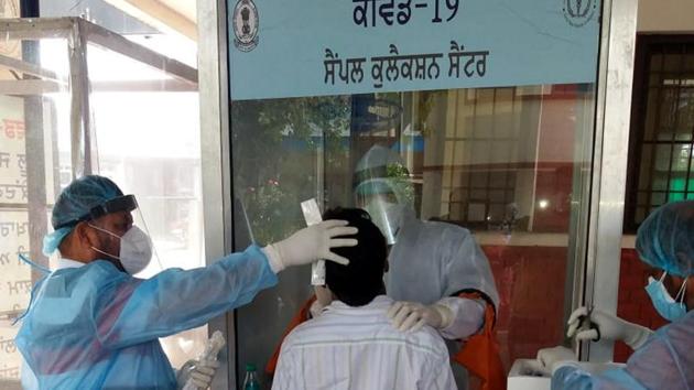Patiala, India- May 31, 2020: Health workers collect swab sample from a man to test for Covid-19 infection, in Patiala, Punjab, India, on Sunday, May 31, 2020.(Bharat Bhushan /Hindustan Times) Patiala, India- May 31, 2020: Health workers collect swab sample from a man to test for Covid-19 infection, in Patiala, Punjab, India, on Sunday, May 31, 2020.(Bharat Bhushan /Hindustan Times)