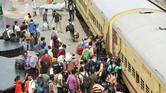 Traders’ bodies estimate that nearly 60-70% of the labour force employed in Delhi left the city during the lockdown imposed to halt the spread of the coronavirus disease (Covid-19).(Santosh Kumar/HT Photo)