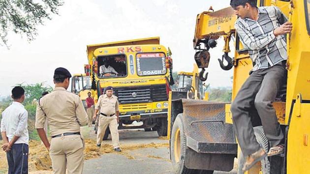 Policemen search vehicles in Morena in Madhya Pradesh allegedly used by the sand mafia.(HT FILE PHOTO)