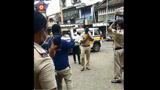 The image shows the policeman receiving a hero’s welcome. (Twitter/Mumbai Police) The image shows the policeman receiving a hero’s welcome. (Twitter/Mumbai Police)