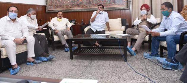 Union minister for road transport and highways Nitin Gadkari during a review meeting attended by Punjab chief minister Captain Amarinder Singh and others on Tuesday. (HT PHOTO) Union minister for road transport and highways Nitin Gadkari during a review meeting attended by Punjab chief minister Captain Amarinder Singh and others on Tuesday. (HT PHOTO)
