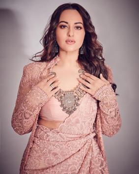 Sonakshi’s pale pink Anamika Khanna outfit is the perfect Indo-Western outfit for your best friend’s wedding. (Instagram) Sonakshi’s pale pink Anamika Khanna outfit is the perfect Indo-Western outfit for your best friend’s wedding. (Instagram)