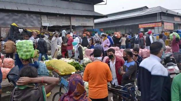 Following the complaints of huge gatherings at the vegetable market near Jalandhar bypass, the district administration had on April 3 restricted the sale of vegetables and fruits at the mandi to three days a week.(Representative photo)