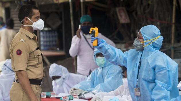 Health workers conducting Covid-19 testing drive at Dharavi slum in Mumbai, on Monday.(Satyabrata Tripathy/HT Photo)