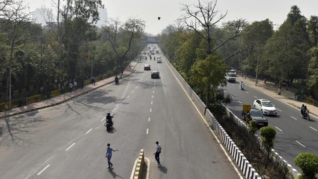 Greater Noida Expressway stretch of road seen deserted owing to the coronavirus scare in Noida, India. (Mohd Zakir/HT PHOTO) Greater Noida Expressway stretch of road seen deserted owing to the coronavirus scare in Noida, India. (Mohd Zakir/HT PHOTO)