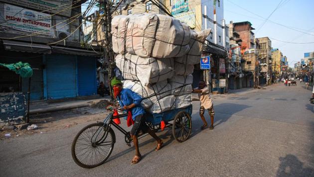 Workers transporting packages in the Sadar Bazar wholesale market.(Amal KS/HT photo) Workers transporting packages in the Sadar Bazar wholesale market.(Amal KS/HT photo)