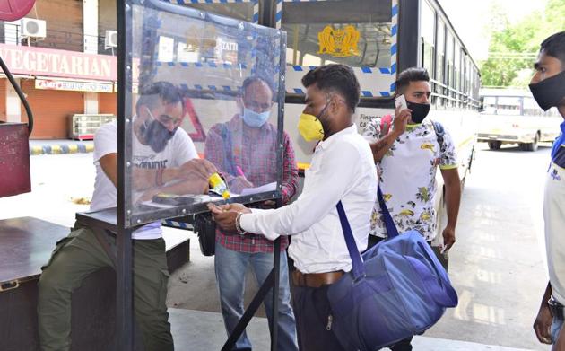 Private bus service got off to a slow start in Ludhiana on Monday. (GURPREET SINGH/HT) Private bus service got off to a slow start in Ludhiana on Monday. (GURPREET SINGH/HT)