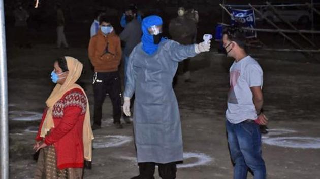 Migrants undergo thermal screening as they arrive in Uttarkashi . (ANI) Migrants undergo thermal screening as they arrive in Uttarkashi . (ANI)