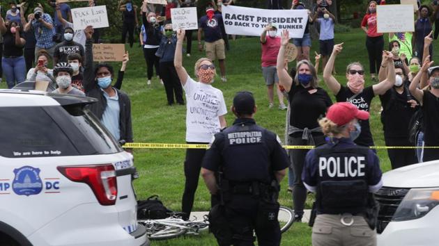 Crowds of angry protestors line the motorcade route as protests continue over the death in police custody of George Floyd, in US. (Reuters photo) Crowds of angry protestors line the motorcade route as protests continue over the death in police custody of George Floyd, in US. (Reuters photo)