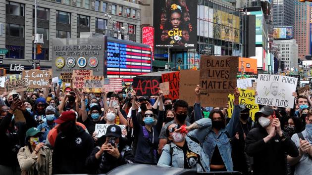 Protesters rally in Times Square, New York on June 1. More than two dozen mayors and governors have imposed curfews in the country. The neighbourhoods around Union Square in Manhattan and the Barclays Center in Brooklyn were among protest hot spots in New York. (Mike Segar / REUTERS)