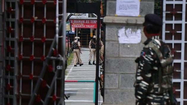 A paramilitary personnel stand sguard in Jammu and Kashmir, India on Saturday May 30, 2020. (HT photo) A paramilitary personnel stand sguard in Jammu and Kashmir, India on Saturday May 30, 2020. (HT photo)
