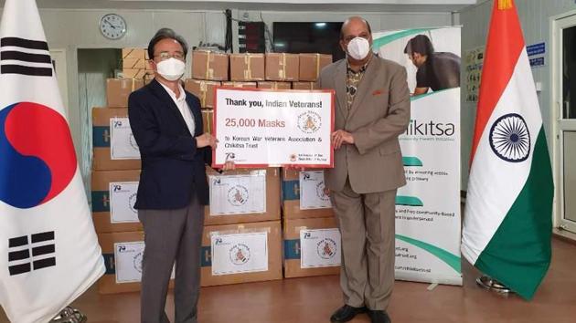 A total of 5,000 masks for the families of the veterans were handed over to the Korean War Veterans Association (KWVA). (HT photo) A total of 5,000 masks for the families of the veterans were handed over to the Korean War Veterans Association (KWVA). (HT photo)