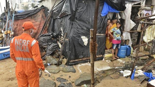 National Disaster Response Force (NDRF) teams deployed in Mumbai evacuate people living along Versova beach.(Satyabrata Tripathy/HT)