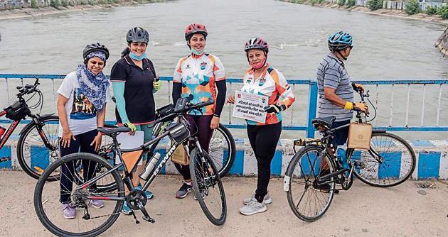 Cyclopedia women riders at their resting point at Indira Dam. (ht) Cyclopedia women riders at their resting point at Indira Dam. (ht)