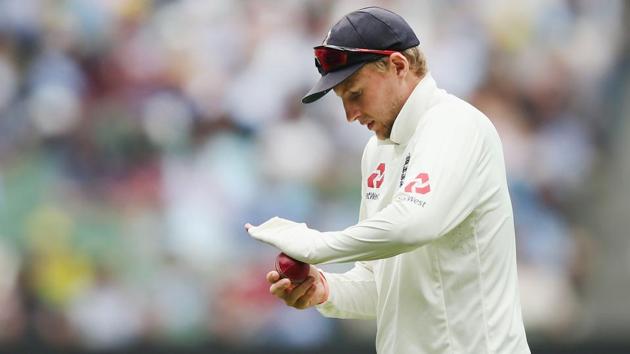 MELBOURNE, AUSTRALIA - DECEMBER 29: Joe Root shines the ball with his sleeve during day four of the Fourth Test Match in the 2017/18 Ashes series between Australia and England at Melbourne Cricket Ground on December 29, 2017 in Melbourne, Australia. (Photo by Michael Dodge/Getty Images) (Getty Images) MELBOURNE, AUSTRALIA - DECEMBER 29: Joe Root shines the ball with his sleeve during day four of the Fourth Test Match in the 2017/18 Ashes series between Australia and England at Melbourne Cricket Ground on December 29, 2017 in Melbourne, Australia. (Photo by Michael Dodge/Getty Images) (Getty Images)