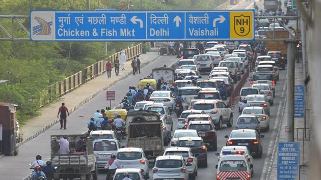 In addition, the citizens in other states like UP and Haryana are also denied the basic right to access the central hospital in Delhi (Raj K Raj/HT PHOTO) In addition, the citizens in other states like UP and Haryana are also denied the basic right to access the central hospital in Delhi (Raj K Raj/HT PHOTO)