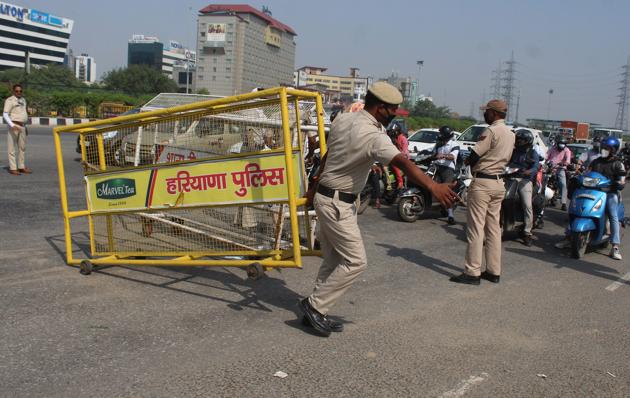 Police removing barricades along the Delhi-Gurugram border on Wednesday. (Yogendra Kumar/HT PHOTO) Police removing barricades along the Delhi-Gurugram border on Wednesday. (Yogendra Kumar/HT PHOTO)