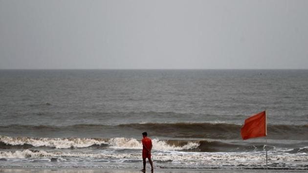 Nisarga has intensified into a severe cyclonic storm early on Wednesday morning and is currently recording a wind speed of 85 to 95kmph gusting to 105kmph.(PTI)