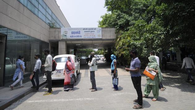 Masks and protective eye coverings also added protective benefits, though the evidence for that was less clear cut, said the analysis, which was part-funded by the World Health Organization (WHO). (Photo by Sunil Ghosh / Hindustan Times)