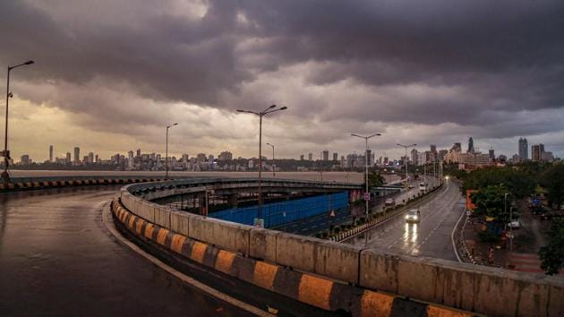 Dark clouds gather in the sky over Marine Drive after cyclone Nisarga made landfall, in Mumbai, Wednesday, June 3, 2020. Cyclone Nisarga made landfall near Maharashtra's coastal town of Alibag, around 100 kilometers (60 miles) south of Mumbai, on Wednesday afternoon.(PTI photo)