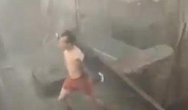 Tiger Shroff’s lookalike dances in heavy rains and storm. Tiger Shroff’s lookalike dances in heavy rains and storm.