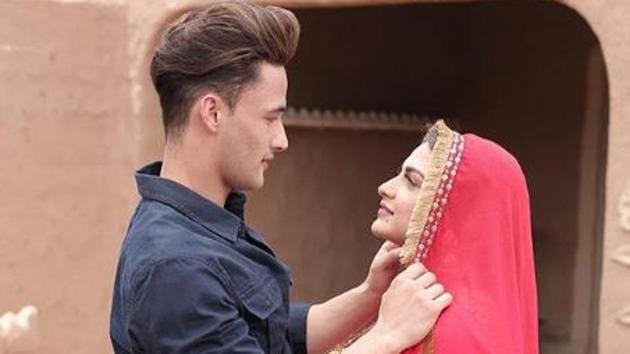 Asim Riaz and Himanshi Khurana look beautiful together.