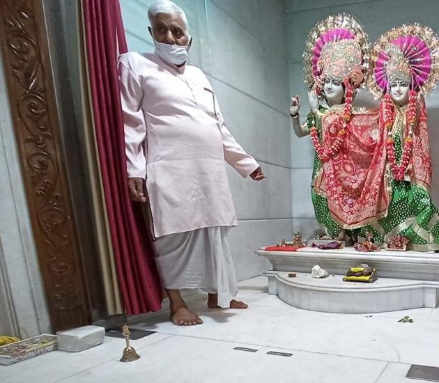 A priest showing the idols from which ornaments were stolen at a temple in Sector 8, Chandigarh, on Thursday. (Ravi Kumar/HT) A priest showing the idols from which ornaments were stolen at a temple in Sector 8, Chandigarh, on Thursday. (Ravi Kumar/HT)