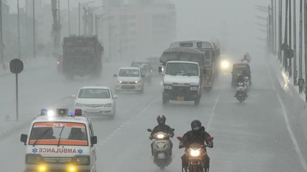 Mumbai recorded moderate showers of 24.8 mm and also passing showers on Thursday morning.(PTI Photo) Mumbai recorded moderate showers of 24.8 mm and also passing showers on Thursday morning.(PTI Photo)