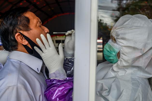 Medical staff takes a swab sample from a worker to prevent the spread of the coronavirus disease (Covid-19) in Palu, Central Sulawesi Province, Indonesia June 3, 2020. (Reuters photo)