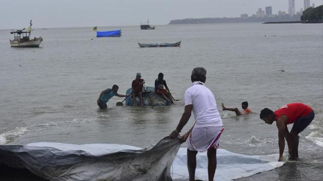 Fishermen prepare for the onslaught of Cyclone Nisarga in Mumbai’s Badhwar Park, on June 3. Mumbai escaped the wrath of the storm without any serious damage, or casualties. (Anshuman Poyrekar / HT Photo) Fishermen prepare for the onslaught of Cyclone Nisarga in Mumbai’s Badhwar Park, on June 3. Mumbai escaped the wrath of the storm without any serious damage, or casualties. (Anshuman Poyrekar / HT Photo)