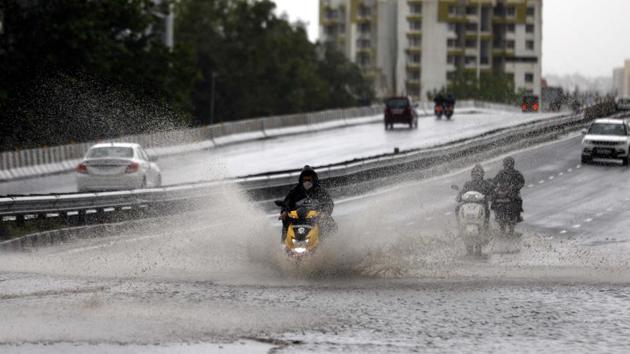 The BMC authorities had planned to complete the work at 45 waterlogging spots in Mumbai before the onset of monsoon, but it got delayed because of the unavailability of an adequate workforce due to lockdown restrictions.(HT photo/ Rahul Raut) The BMC authorities had planned to complete the work at 45 waterlogging spots in Mumbai before the onset of monsoon, but it got delayed because of the unavailability of an adequate workforce due to lockdown restrictions.(HT photo/ Rahul Raut)