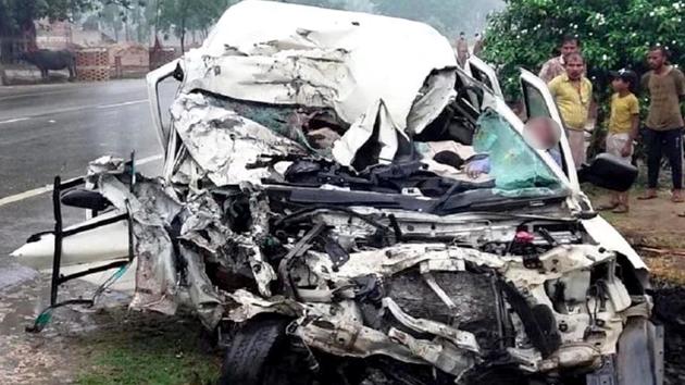 Picture of the mangled car inside which two kids died along with seven others in Uttar Pradesh.(HT Photo)