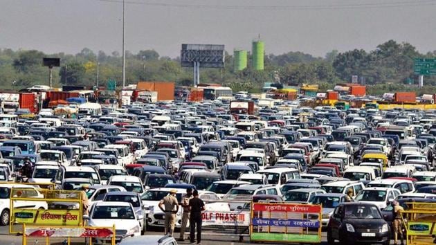 On Wednesday, the area had witnessed bumper-to-bumper traffic owing to strict barricading of Meerut-Delhi Expressway.(HT Photo)