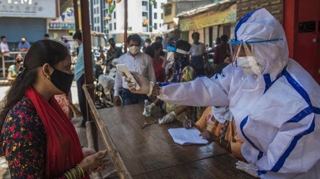 Health workers conducting COVID-19 coronavirus testing drive at Munshi Compound, Gulshan Nagar, in Jogeshwari West, during a government-imposed nationwide lockdown as a preventive measure against the spread of the coronavirus in Mumbai (Photo by Satyabrata Tripathy/Hindustan Times)