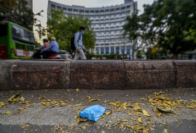 An improperly disposed off mask lies on a pavement in front of The Park hotel, during the nationwide lockdown imposed in wake of the coronavirus pandemic, in New Delhi.(Photo: Ravi Choudhary/PTI)