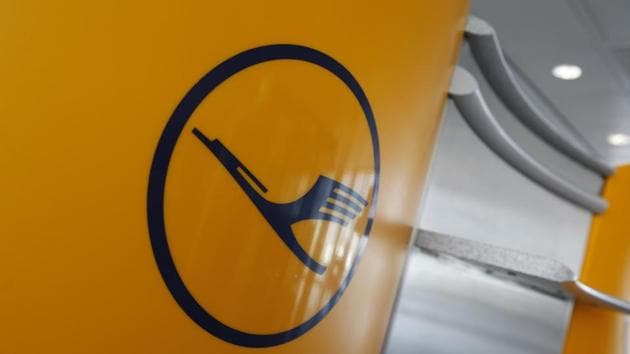 Shares in Lufthansa, which this week agreed to a 9 billion-euro ($10 billion) state bailout package, rose as much as 7.8% on Friday, paring their loss this year to 32% and giving the airline a market capitalization of about 5.2 billion euros. (Bloomberg Photo) Shares in Lufthansa, which this week agreed to a 9 billion-euro ($10 billion) state bailout package, rose as much as 7.8% on Friday, paring their loss this year to 32% and giving the airline a market capitalization of about 5.2 billion euros. (Bloomberg Photo)