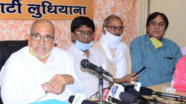 BJP vice-president Avinash Rai Khanna and party leaders addressing the media in Ludhiana on Friday.(Gurpreet Singh/HT)